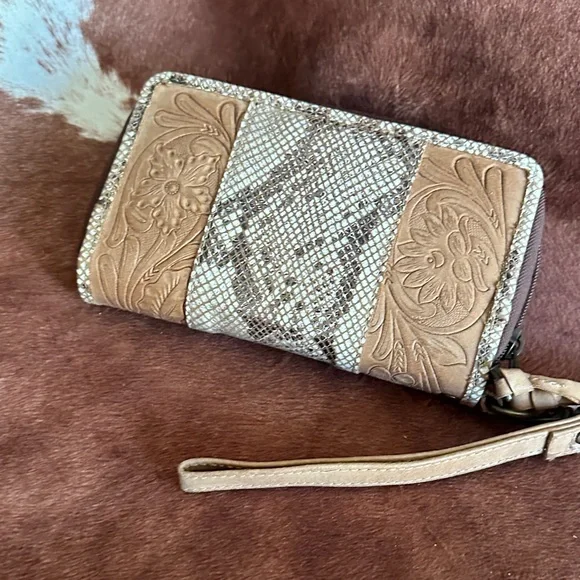 Elegant Tan and Brown Women's Clutch - Picture 2 of 5